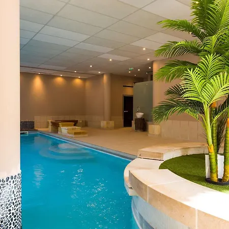 6 Pers. Au Centre-ville Avec Piscine, Sauna, Parking, Et Balcon - Fr-1-296-416 *